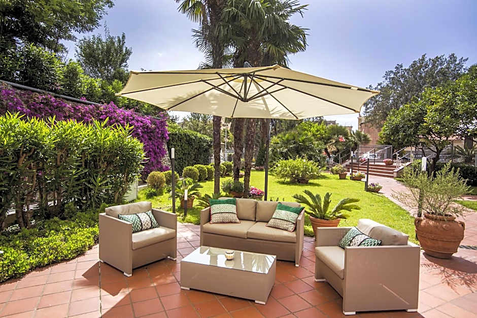 Hotel Riviera 3 Stelle con piscina estiva gratuita e garage a pagamento