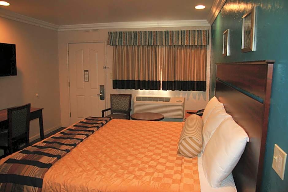 Civic Center Lodge / Lake Merritt BART