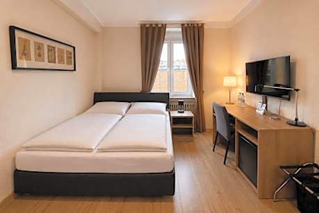 Queen Room (bed 55 in wide) (2 Adults)