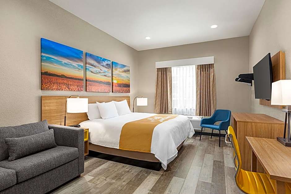 Days Inn & Suites by Wyndham Greater Tomball