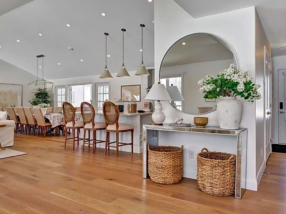 Gorgeous private retreat with hot tub