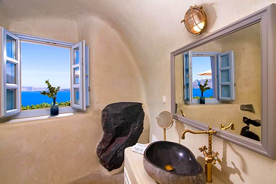 Pezoules of Oia