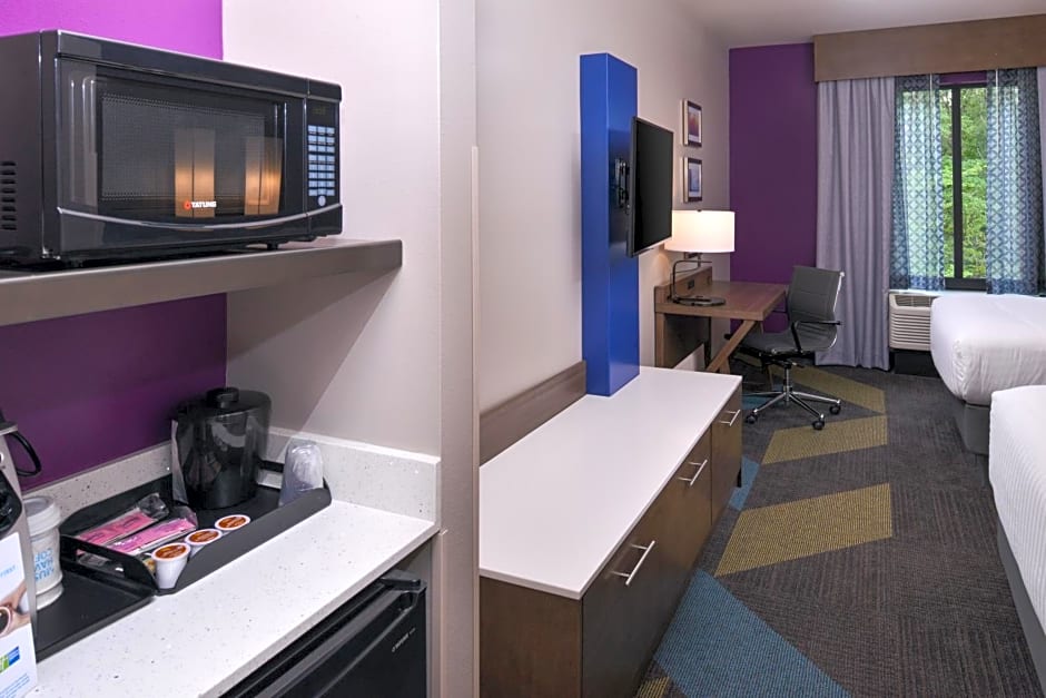 Holiday Inn Express & Suites Bryant West