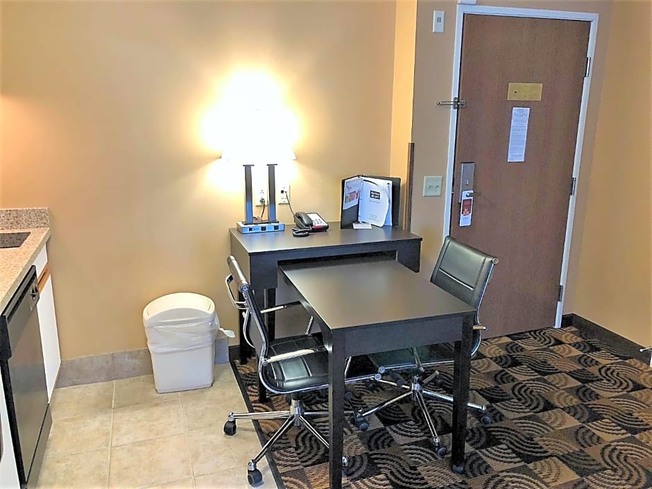 Hawthorn Extended Stay by Wyndham Milwaukee Airport