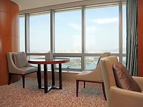 Exec Premier 2-View Suite, Club lounge access, 1 Bedroom Suite, 1 King, Zifeng Tower view