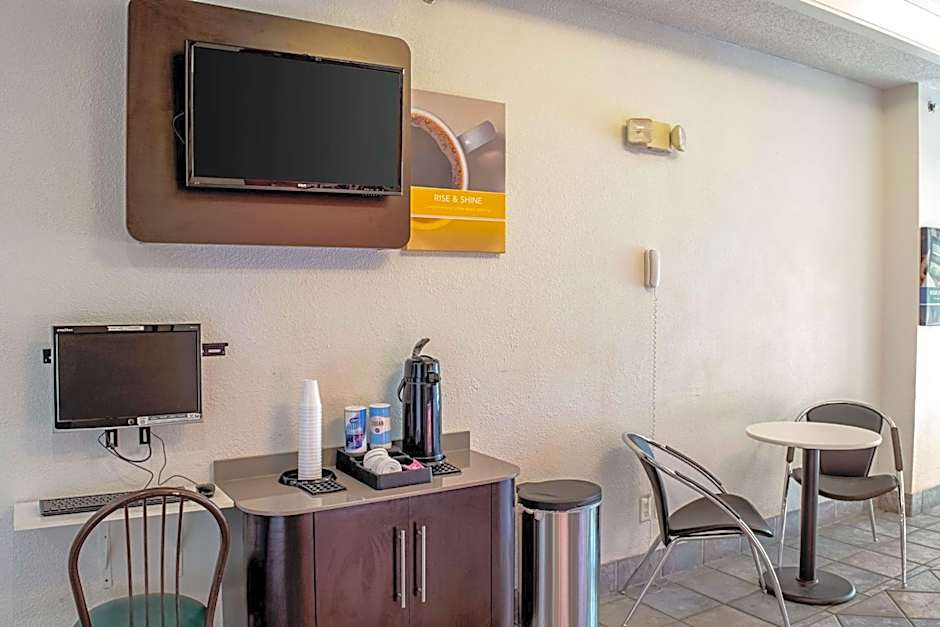 Motel 6-Seymour, IN - North