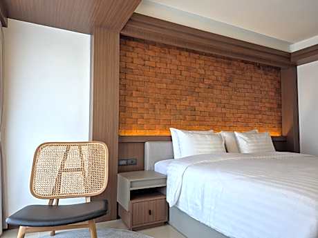 King Suite with Pool View