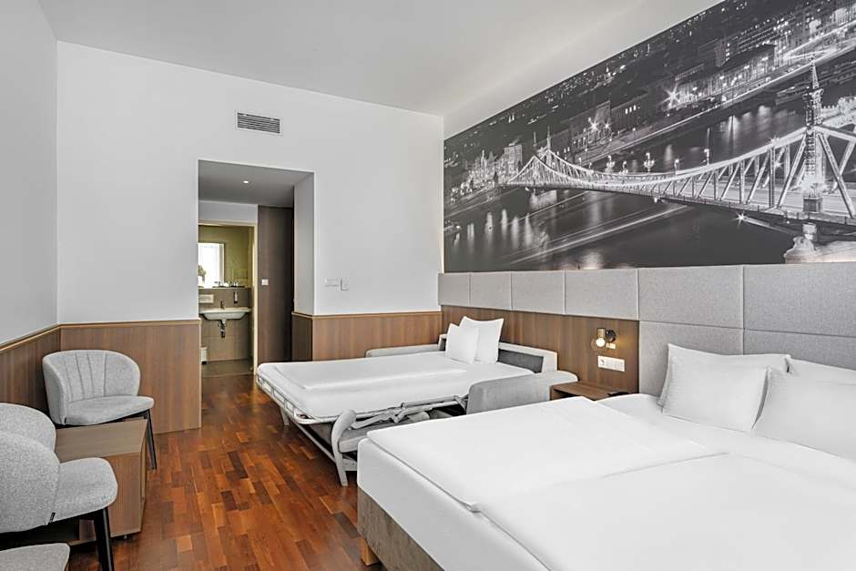 12 Revay Hotel