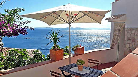 Lovely sea view studio & patio, 5mn from the beach