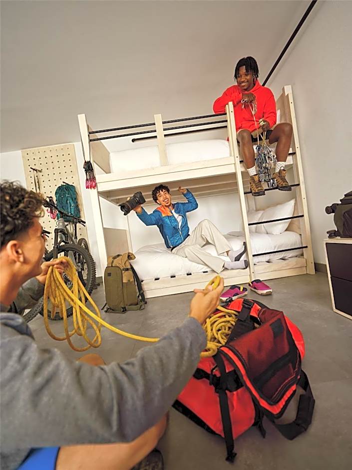 Slackline Moab, Outset Collection by Hilton