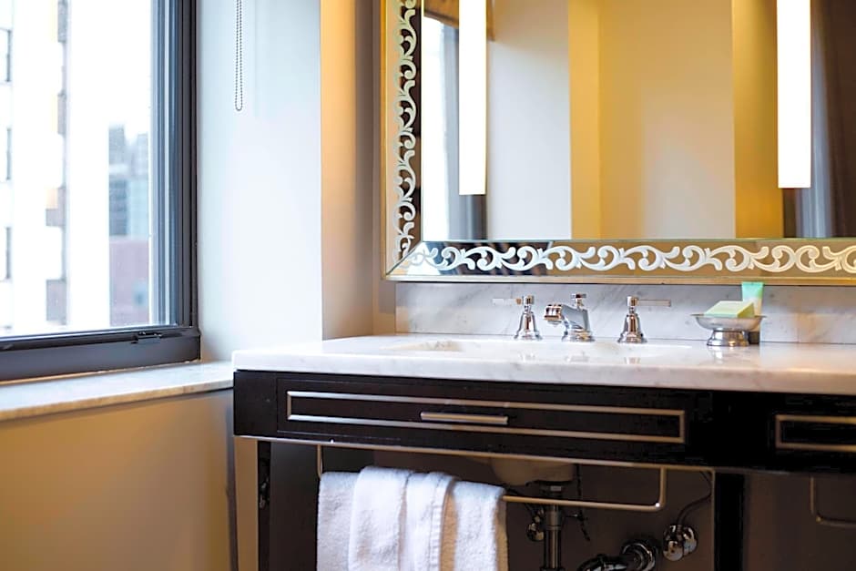 Ambassador Hotel Kansas City, Autograph Collection by Marriott