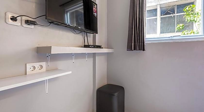 RedDoorz near Tanjung Duren 2