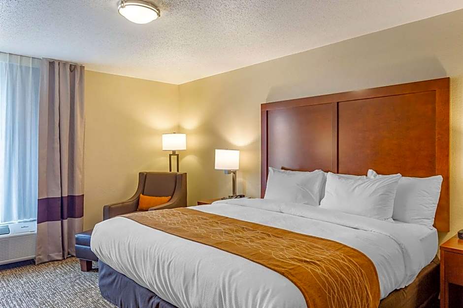 Comfort Inn DeKalb - Adjacent the University