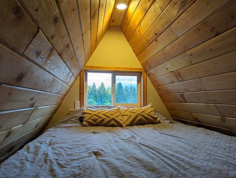Tree Ring Cabin on 33 Acre Farm