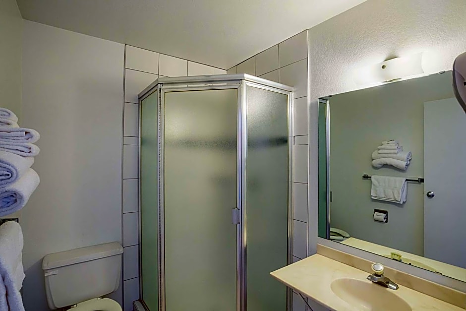 Photo 1 of 4 of Queen Room - Non-Smoking