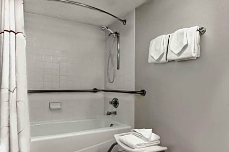 King Suite - Mobility/Hearing Accessible with Bath Tub - Non-Smoking