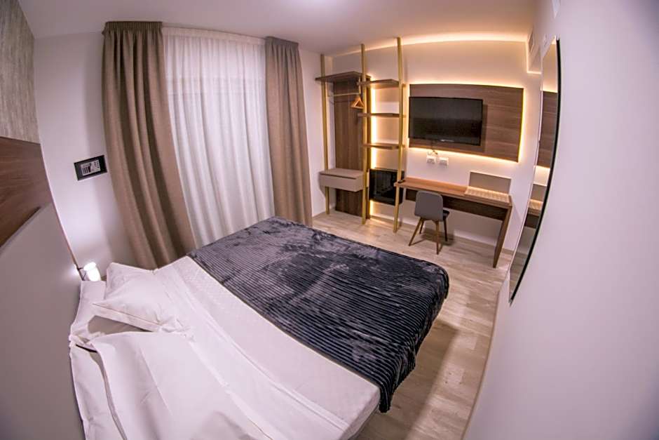 8room hotel