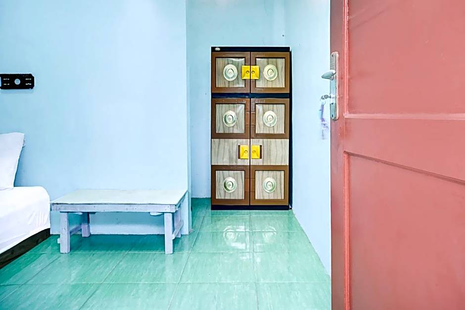 OYO Life 93017 Kost H Soeroso