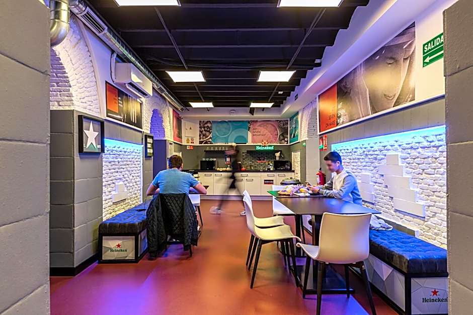 Art Seven Hostel Capsules