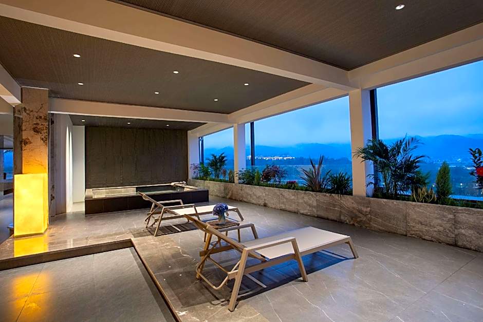 Hawthorn by Wyndham Honghe Mile Hot Spring