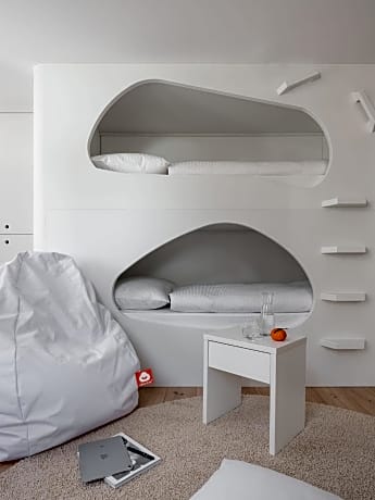Multi-bed room with 6 capsule beds