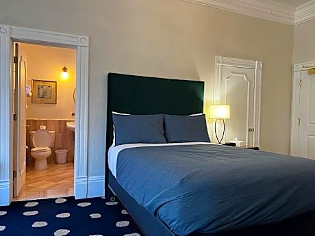 Room deluxe queen bed