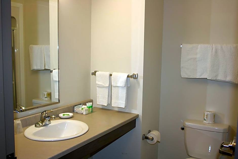 Crossroads Inn & Suites