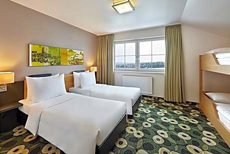 2 Twin Beds and 2 Bunk Beds