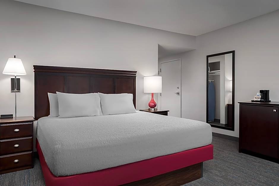 Hampton Inn & Suites Omaha-Downtown
