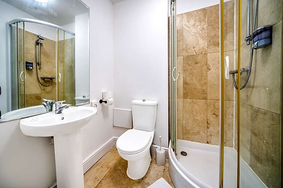 GO2 Gloucester Hotel by OYO
