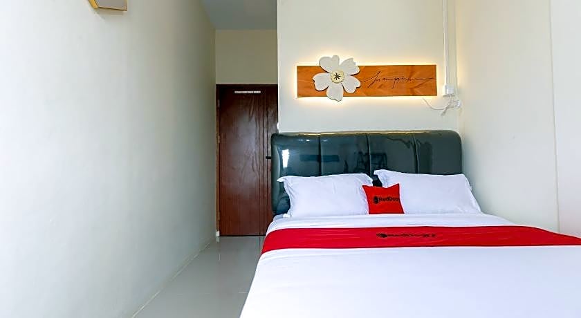 RedDoorz Plus @ Komplek ABC Batu Aji Batam