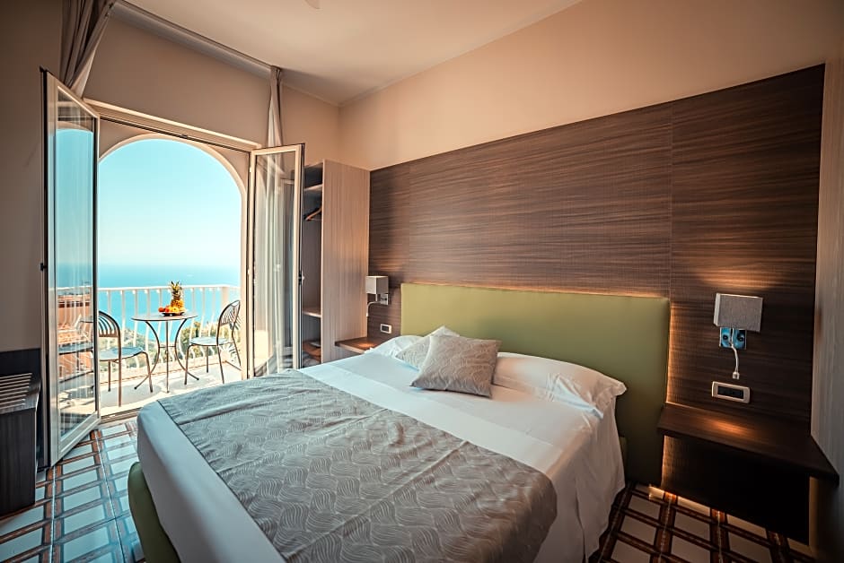 Photo 1 of 2 of Deluxe, Sea View, Balcony