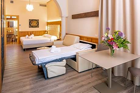 Family Room with Garden View