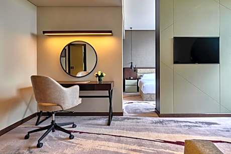 1 King Junior Suite Club Floor Access