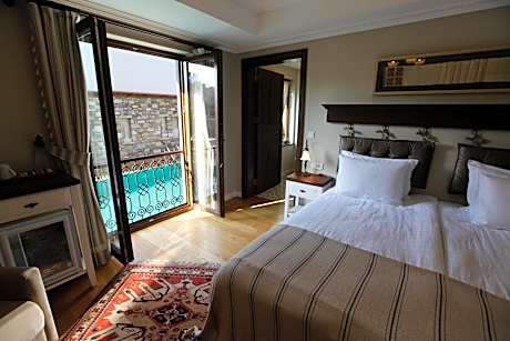 Deluxe Double or Twin Room with Pool View