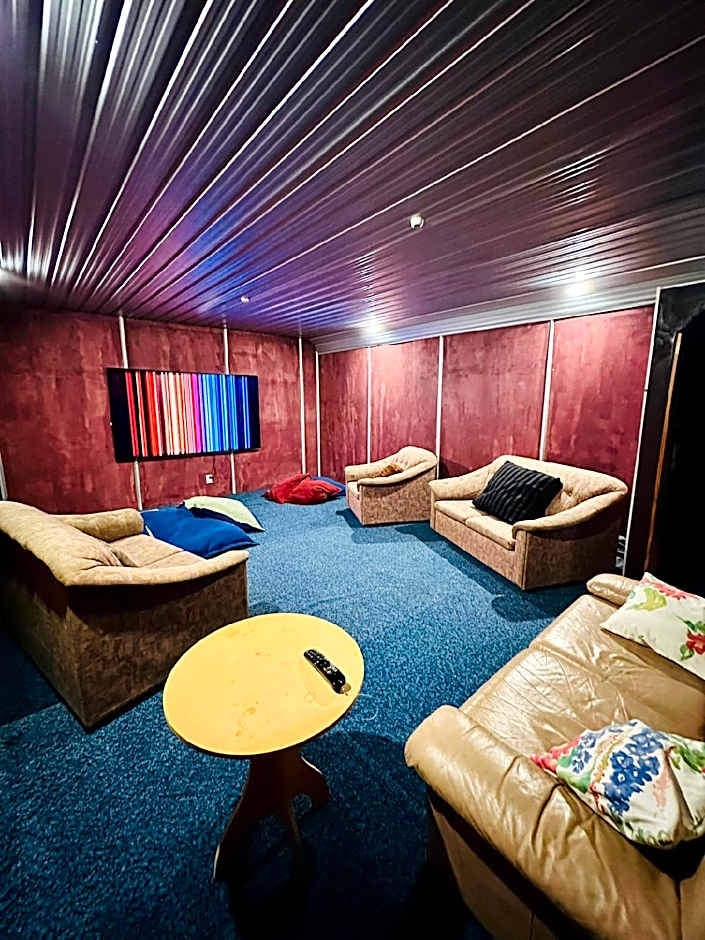 The Crossing Lodge and Backpackers