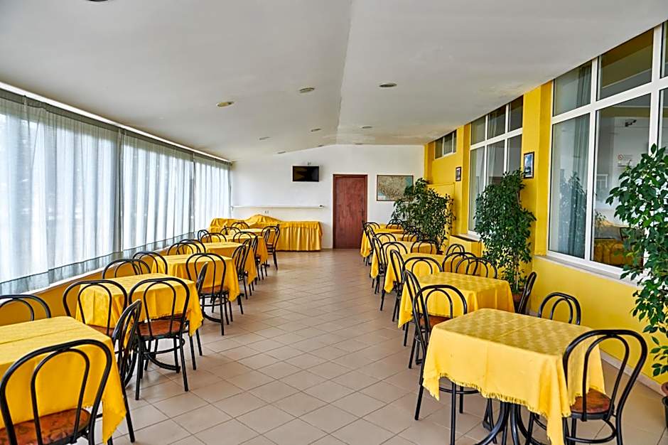 Hotel Caesar B&B Fronte Mare in Centro di Milano Marittima