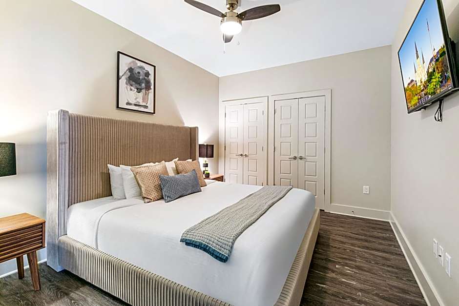 Spacious 4BR Luxury Condo Steps to French Quarter
