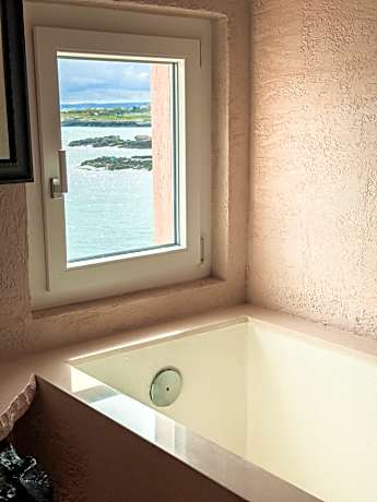 Jacuzzi, balcony with direct sea view, king size bed