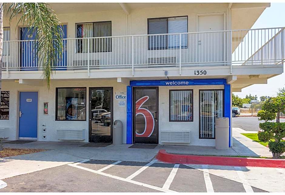 Motel 6-Bakersfield, CA - Convention Center