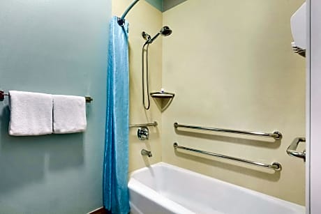 accessible - 1 king 1 queen - mobility accessible, bathtub, non-smoking, full breakfast