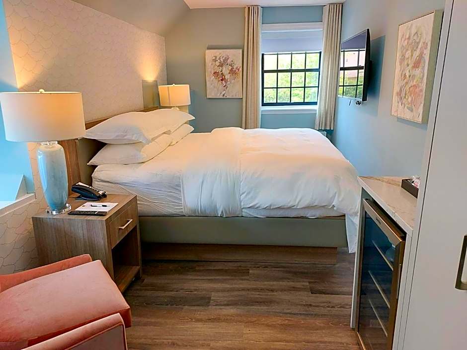 Photo 1 of 14 of Junior 1 Queen Bed