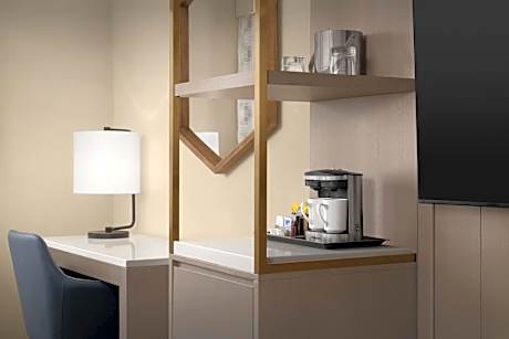1 King Mobility/Hearing Access With Tub
