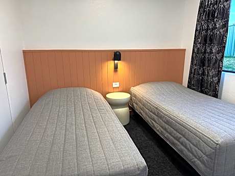 Deluxe Queen Suite