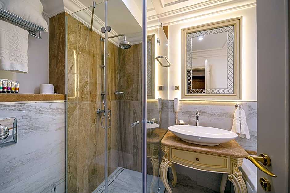 Residence City Garden - Certificate of Excellence Top 10 BEST Five-Stars City Hotels for 2024 awarded by HTIF