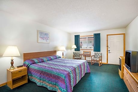 1 King Bed and Twin Bunk Beds Non-Smoking