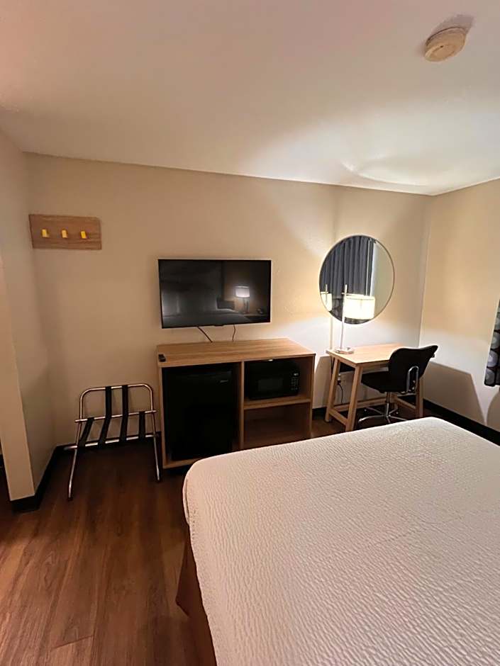 Super 8 by Wyndham Radcliff Ft. Knox Area