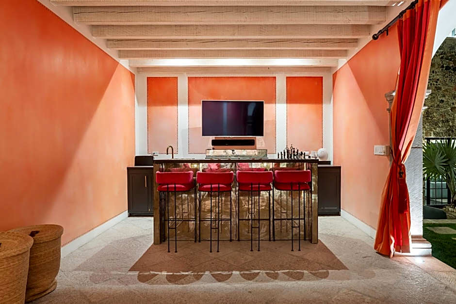Villa Garita, 6BR Designer Villa with Heated Pool in Centro