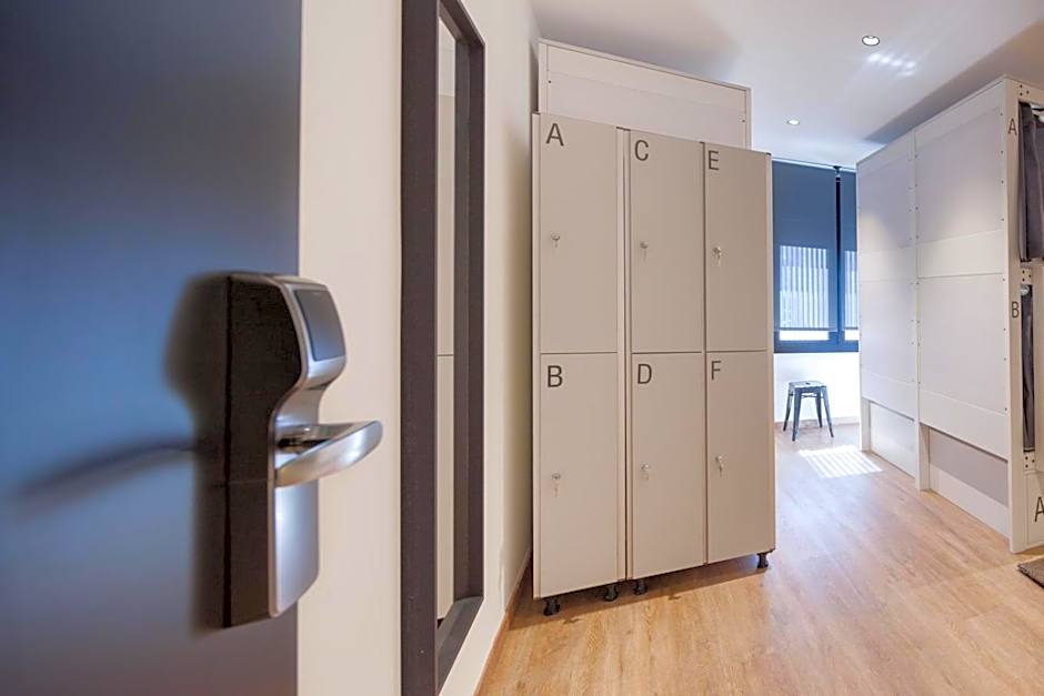 Airhostel Barcelona Airport 24h