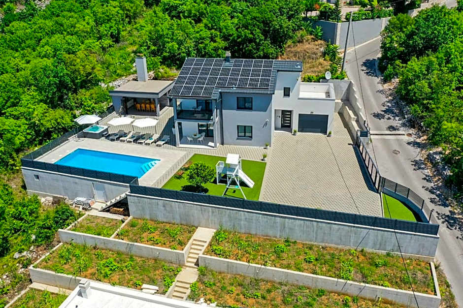 Holiday home "Villa Blue Lake" - Private Heated pool, Hotube